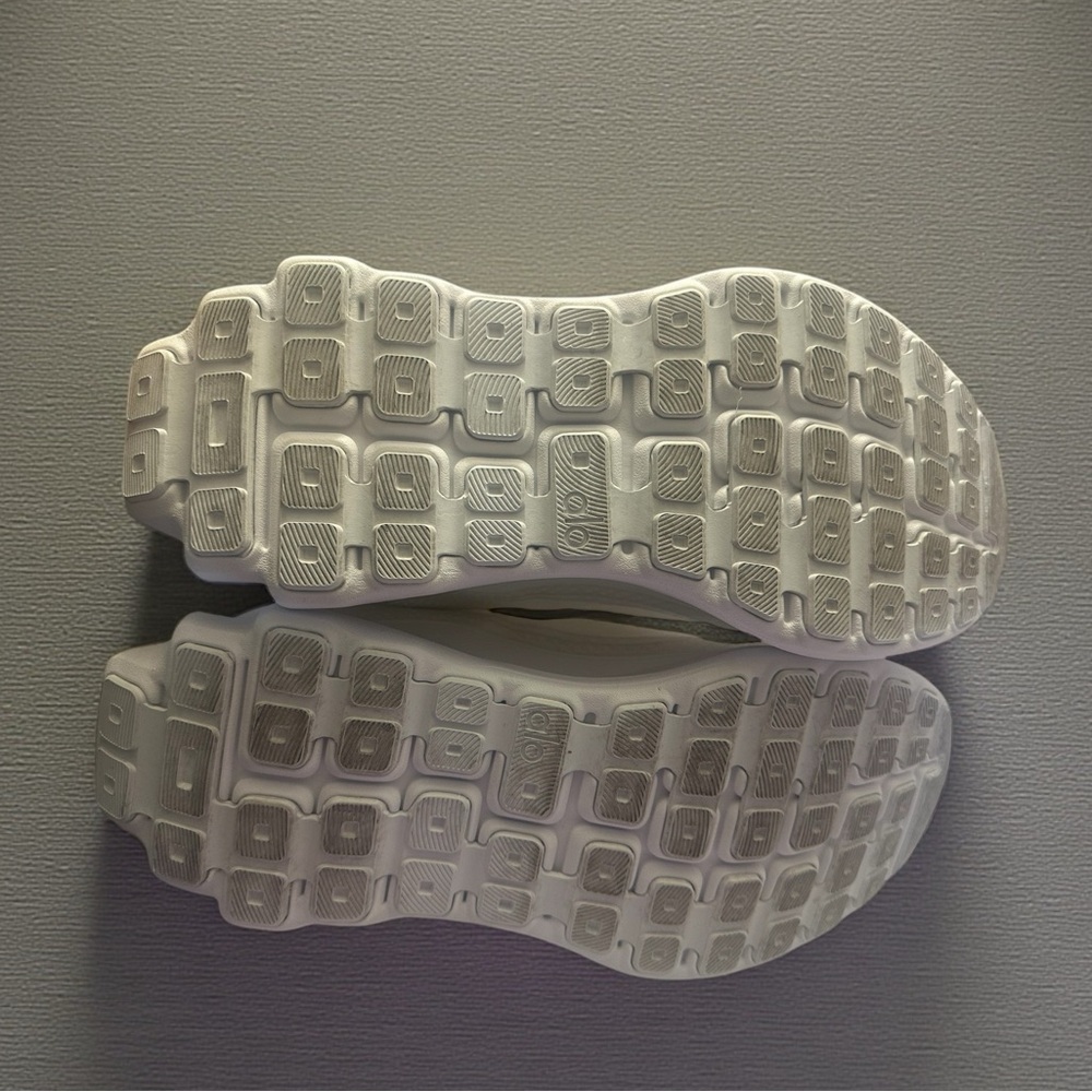 Alo Yoga Runner Sneakers in White/White Unisex Fit | US Men’s 9 | Women’s 10.5 - Picture 14 of 16